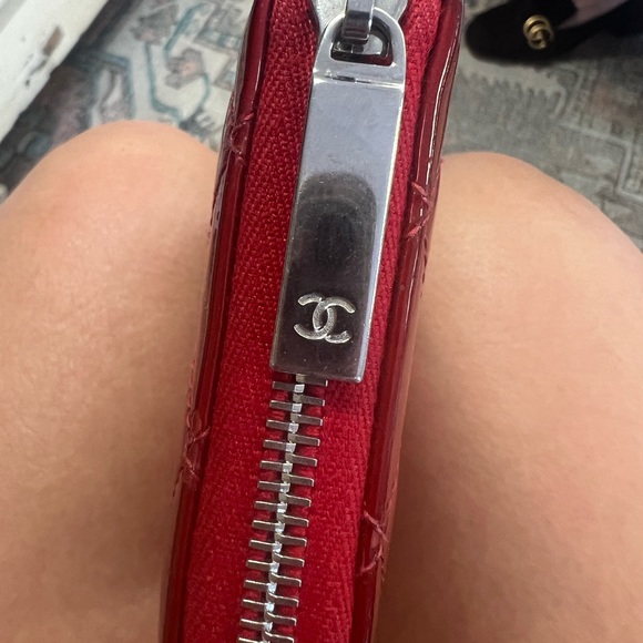 CHANEL Patent Quilted Brilliant
Zip Around Wallet Red - Picture 4 of 11